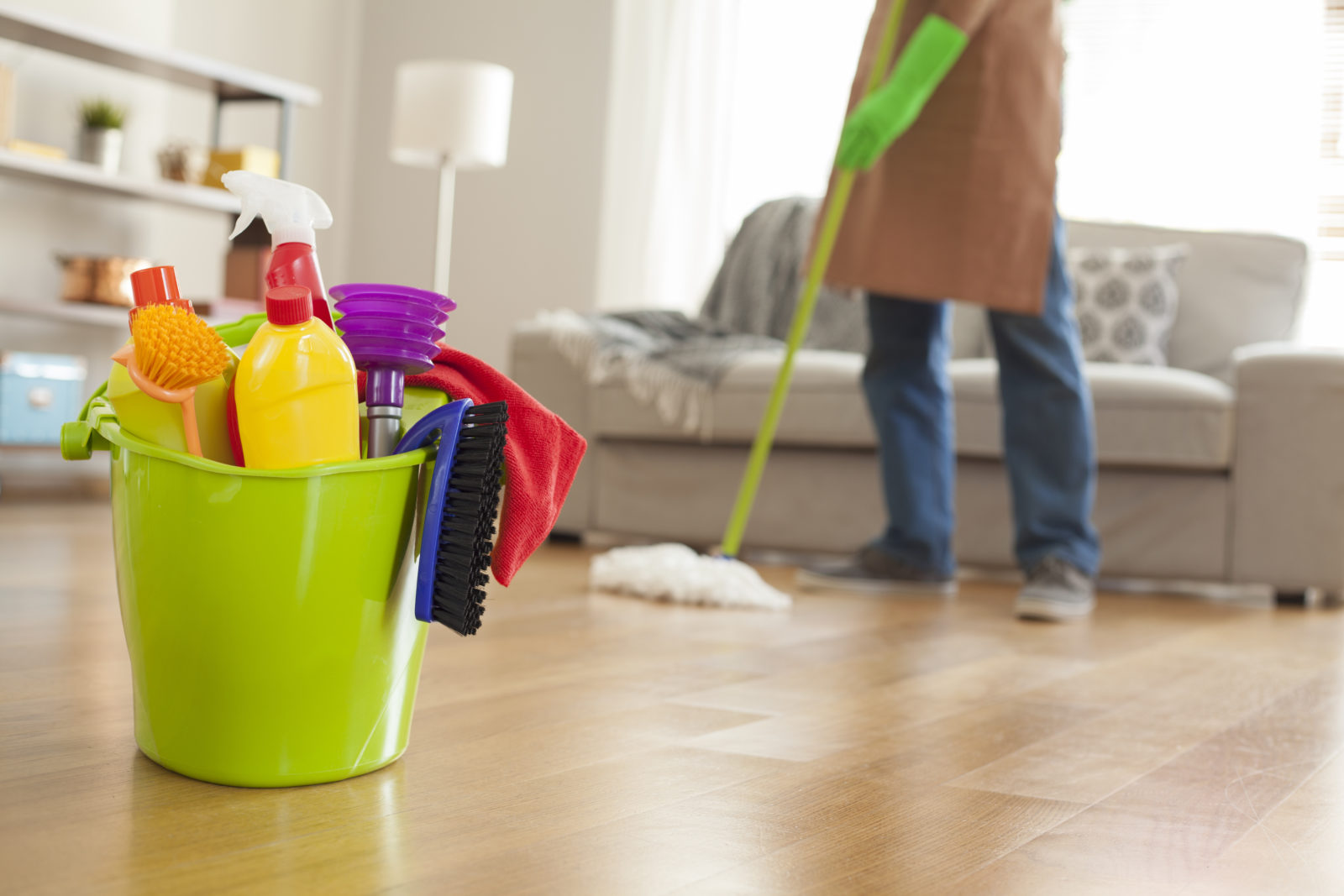 Société de nettoyage : les atouts de devenir homme de ménage.