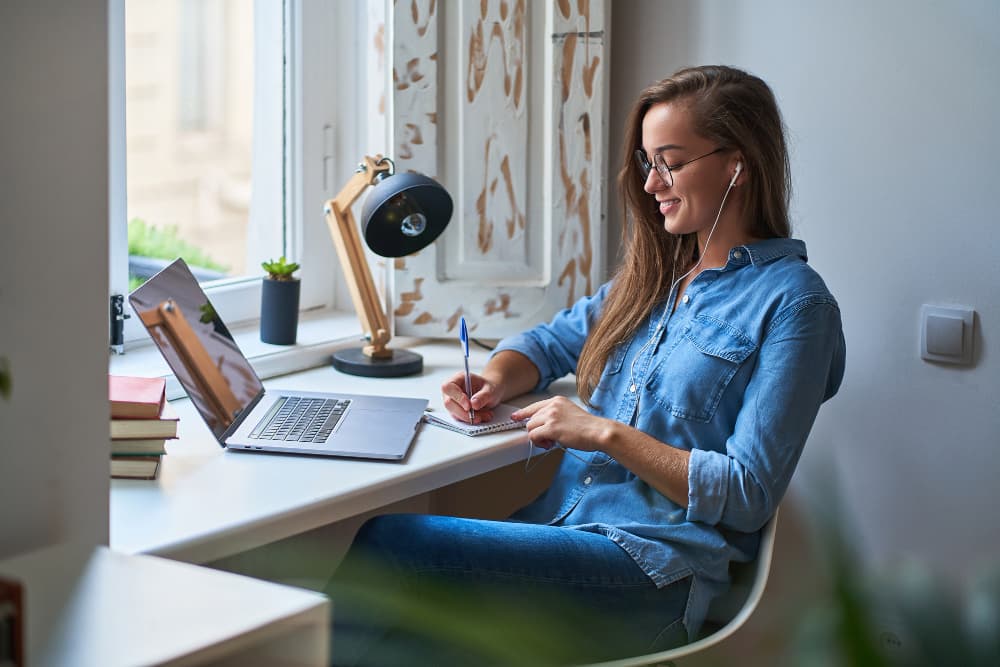 jeune femme fait une reconversion professionnelle