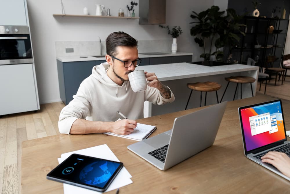 homme en télétravail