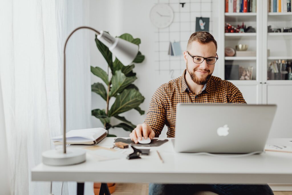 homme qui travail sur un bureau