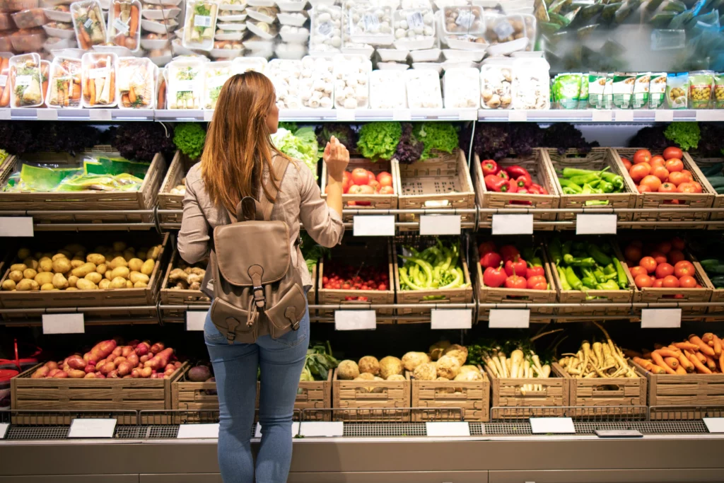 Une femme est dans un rayon de supermarché